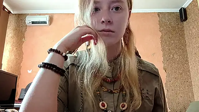 Snapshot of KateVibe_01 chatting on April 14, 2026, 11:21 pm KateVibe 01 online show from April 14, 2026, 11:21 pm