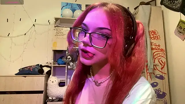 Snapshot of RedHeadCat chatting on April 18, 2026, 9:37 pm RedHeadCat online show from April 18, 2026, 9:37 pm