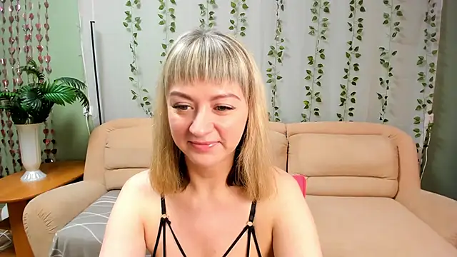 Snapshot of JulieLuna chatting on April 6, 2026, 3:24 am JulieLuna online show from April 6, 2026, 3:24 am