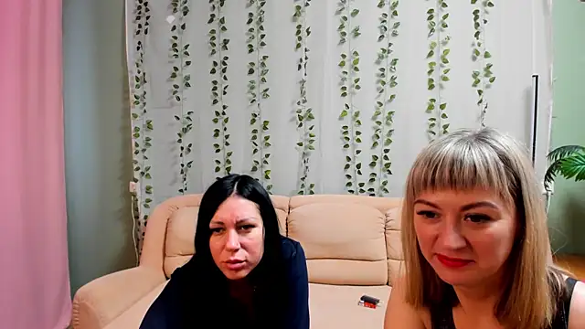 Snapshot of JulieLuna chatting on April 9, 2026, 4:25 am JulieLuna online show from April 9, 2026, 4:25 am