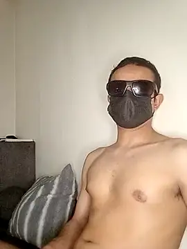 LuisLatinboyy online show from April 5, 2026, 8:37 pm