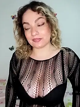 Snapshot of honey_hornie chatting on May 19, 2026, 1:43 am honey hornie online show from May 19, 2026, 1:43 am