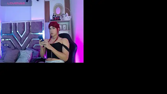 Snapshot of Eva__Walker chatting on April 7, 2026, 8:32 pm Eva Walker online show from April 7, 2026, 8:32 pm