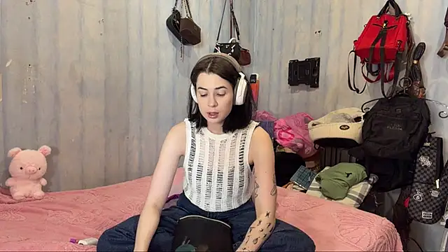 LanoraBilecki online show from April 15, 2026, 9:15 am