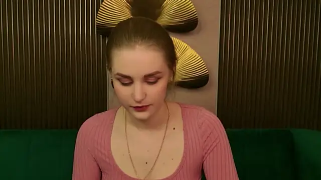 Snapshot of Molly_Voses chatting on May 19, 2026, 8:49 pm Molly Voses online show from May 19, 2026, 8:49 pm