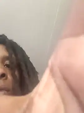 Snapshot of Azelia_33 chatting on April 15, 2026, 9:15 pm Azelia 33 online show from April 15, 2026, 9:15 pm