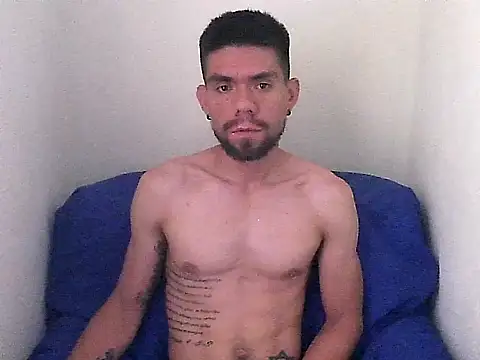 Snapshot of thomas2wood chatting on June 21, 2026, 8:14 pm thomas2wood online show from June 21, 2026, 8:14 pm
