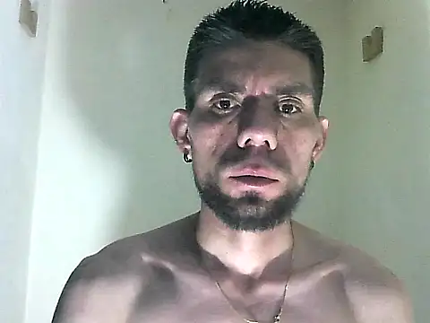 Snapshot of thomas2wood chatting on June 8, 2026, 1:28 am thomas2wood online show from June 8, 2026, 1:28 am