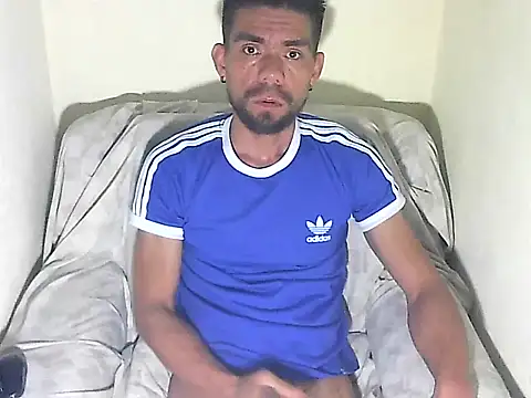 Snapshot of thomas2wood chatting on July 1, 2026, 11:05 pm thomas2wood online show from July 1, 2026, 11:05 pm