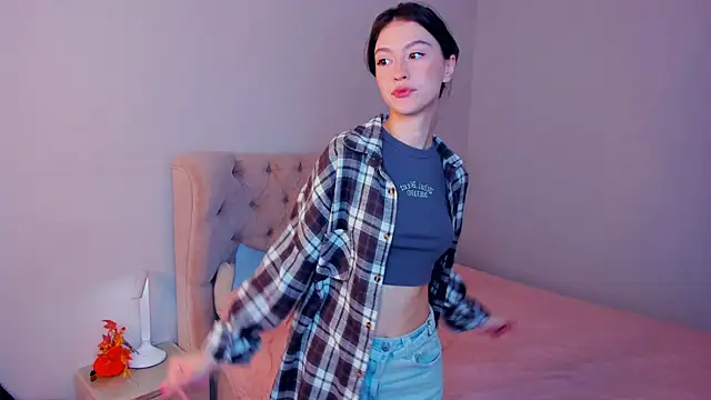 Snapshot of LibbieSchworm chatting on April 13, 2026, 8:40 am LibbieSchworm online show from April 13, 2026, 8:40 am