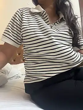 Snapshot of honey_bunnix chatting on July 16, 2026, 2:14 pm honey bunnix online show from July 16, 2026, 2:14 pm