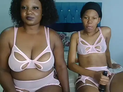 Snapshot of YourWifeyLily chatting on May 5, 2026, 10:24 pm YourWifeyLily online show from May 5, 2026, 10:24 pm