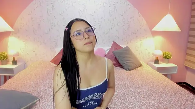 Snapshot of Leah_Brm chatting on April 9, 2026, 12:33 pm Leah Brm online show from April 9, 2026, 12:33 pm