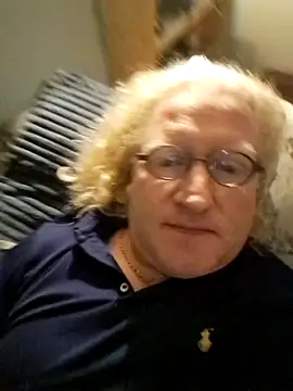 Snapshot of ChrisMtl83 chatting on April 8, 2026, 4:47 am ChrisMtl83 online show from April 8, 2026, 4:47 am