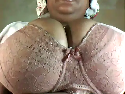 Snapshot of megaboobsqueen chatting on May 25, 2026, 6:28 pm megaboobsqueen online show from May 25, 2026, 6:28 pm