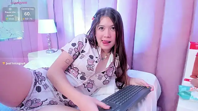 Snapshot of Hellencute18_ chatting on May 27, 2026, 2:02 pm Hellencute18 online show from May 27, 2026, 2:02 pm