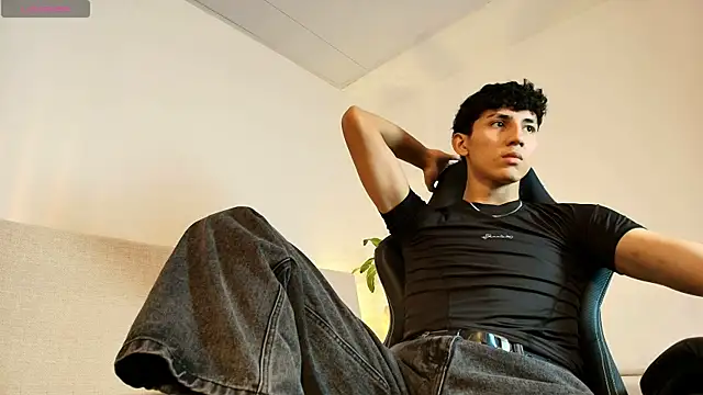 Snapshot of Valentino_Rey chatting on April 17, 2026, 12:30 pm Valentino Rey online show from April 17, 2026, 12:30 pm