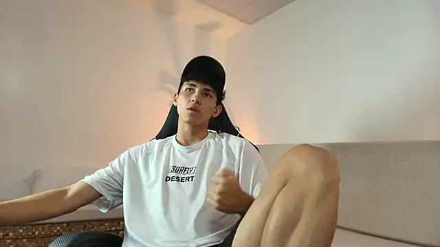 Snapshot of Valentino_Rey chatting on April 24, 2026, 12:29 pm Valentino Rey online show from April 24, 2026, 12:29 pm