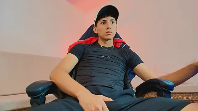 Snapshot of Valentino_Rey chatting on May 19, 2026, 12:23 pm Valentino Rey online show from May 19, 2026, 12:23 pm