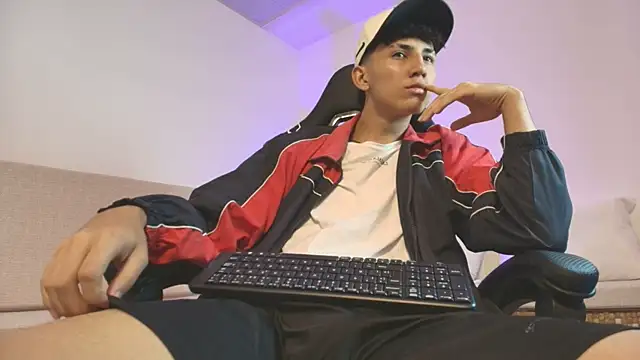 Snapshot of Valentino_Rey chatting on April 29, 2026, 12:09 pm Valentino Rey online show from April 29, 2026, 12:09 pm