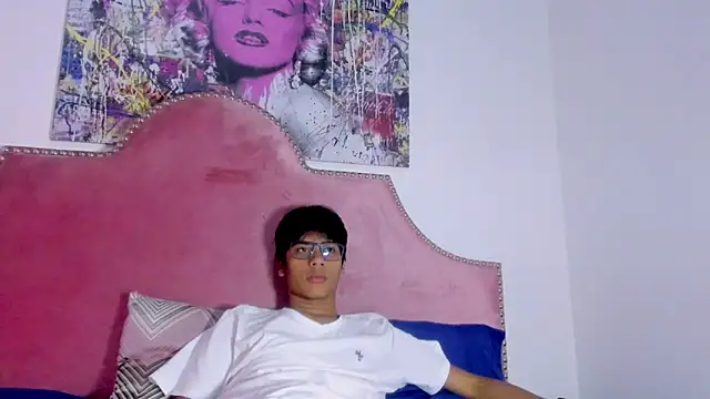 LiamKron online show from April 18, 2026, 11:34 am