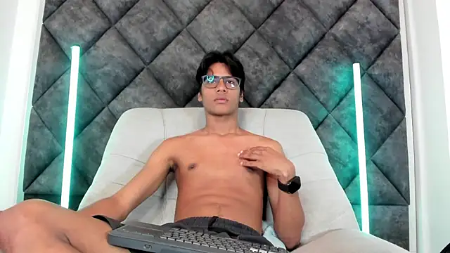 LiamKron online show from May 11, 2026, 4:04 pm