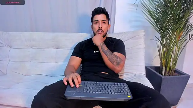 Snapshot of alangreek1 chatting on July 5, 2026, 3:33 am alangreek1 online show from July 5, 2026, 3:33 am