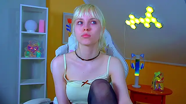 Snapshot of HannahHollis chatting on July 9, 2026, 6:18 pm HannahHollis online show from July 9, 2026, 6:18 pm