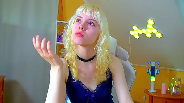 Snapshot of HannahHollis chatting on June 24, 2026, 6:23 am HannahHollis online show from June 24, 2026, 6:23 am