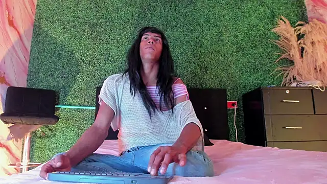 Lexyy lux online show from April 14, 2026, 1:38 pm