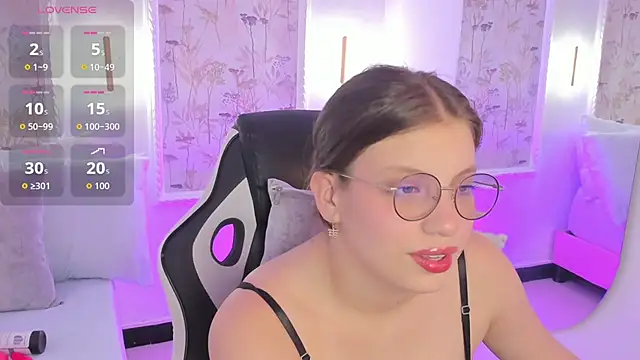 Snapshot of liiliie_petite chatting on May 14, 2026, 7:11 pm liiliie petite online show from May 14, 2026, 7:11 pm