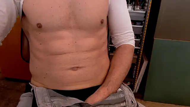 Snapshot of Blackandblue2000 chatting on April 16, 2026, 8:04 am Blackandblue2000 online show from April 16, 2026, 8:04 am