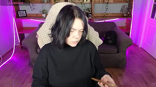 Snapshot of QwertyAnnie_Lbo chatting on April 22, 2026, 8:21 am QwertyAnnie Lbo online show from April 22, 2026, 8:21 am