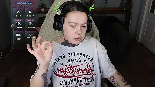 Snapshot of QwertyAnnie_Lbo chatting on April 20, 2026, 4:41 pm QwertyAnnie Lbo online show from April 20, 2026, 4:41 pm