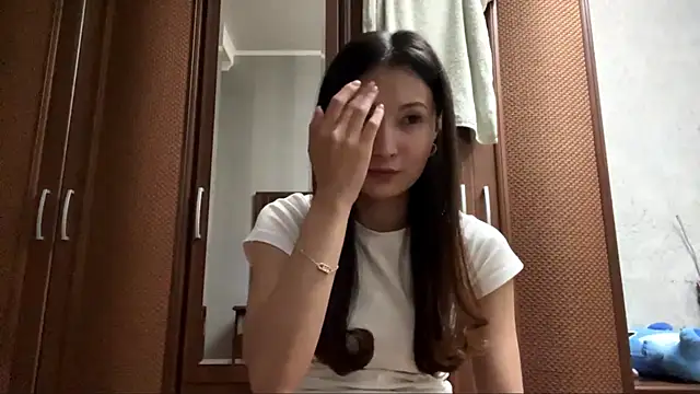 MiaPoison online show from May 12, 2026, 3:18 pm