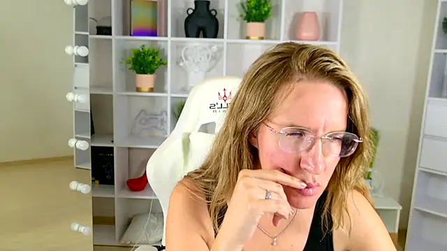MollyLoll online show from July 28, 2026, 4:39 pm