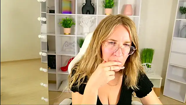 MollyLoll online show from July 29, 2026, 10:25 am