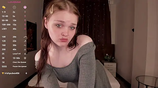 Snapshot of Emilly_Hiil chatting on June 8, 2026, 1:28 am Emilly Hiil online show from June 8, 2026, 1:28 am
