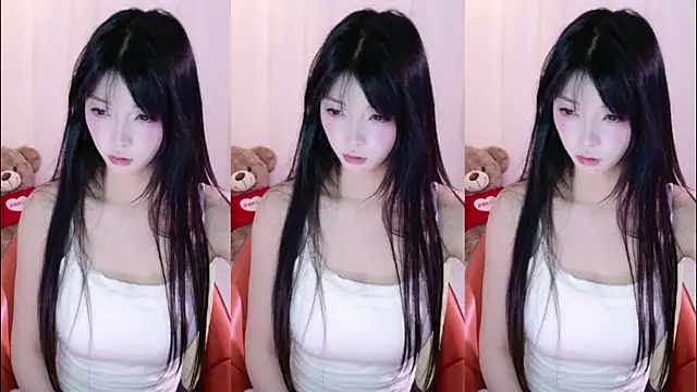Snapshot of Zoe-001 chatting on June 3, 2026, 2:33 pm Zoe-001 online show from June 3, 2026, 2:33 pm