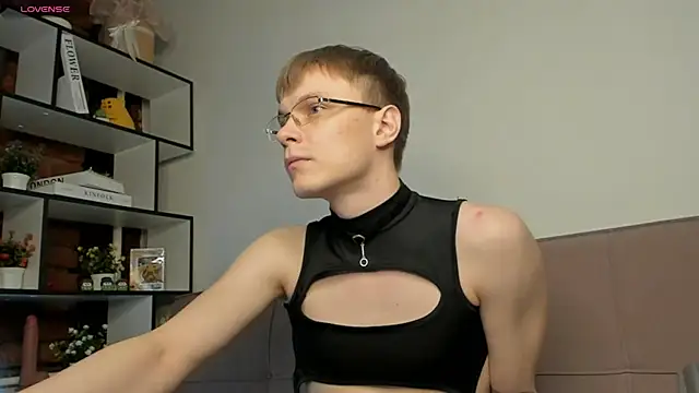 Snapshot of TwinkWhite chatting on May 4, 2026, 9:28 pm TwinkWhite online show from May 4, 2026, 9:28 pm