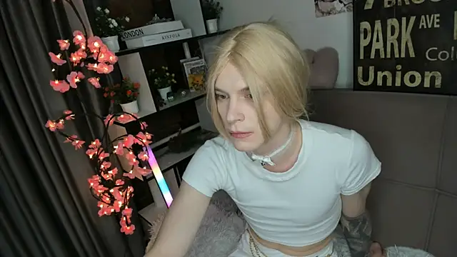 Snapshot of TwinkWhite chatting on May 30, 2026, 9:53 pm TwinkWhite online show from May 30, 2026, 9:53 pm