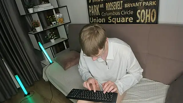Snapshot of TwinkWhite chatting on May 17, 2026, 9:04 pm TwinkWhite online show from May 17, 2026, 9:04 pm