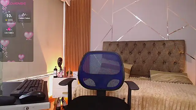 Perlaa moon  online show from May 12, 2026, 3:29 pm