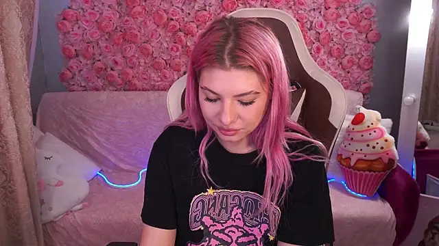 Snapshot of PinkyTrix chatting on May 30, 2026, 12:44 pm PinkyTrix online show from May 30, 2026, 12:44 pm