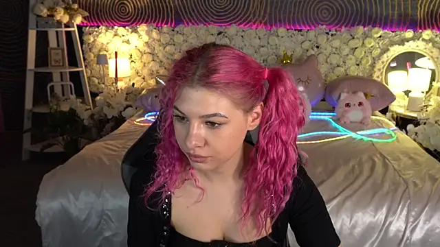 Snapshot of PinkyTrix chatting on May 5, 2026, 12:52 pm PinkyTrix online show from May 5, 2026, 12:52 pm