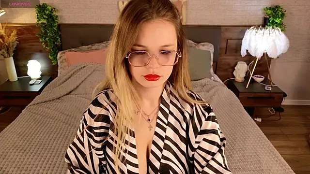 KimEvanss online show from May 2, 2026, 5:23 am