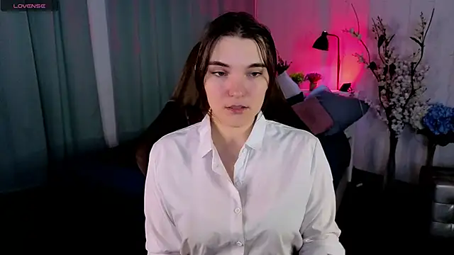 Snapshot of Rune_Veila chatting on May 4, 2026, 8:55 pm Rune Veila online show from May 4, 2026, 8:55 pm