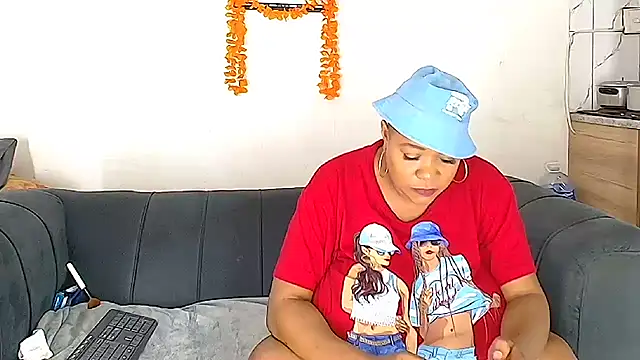 Snapshot of BUSTYQUEEN56_ chatting on April 18, 2026, 11:01 am BUSTYQUEEN56 online show from April 18, 2026, 11:01 am