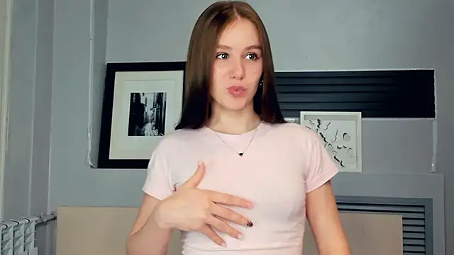 Snapshot of KareenLivingston chatting on April 17, 2026, 7:11 am KareenLivingston online show from April 17, 2026, 7:11 am