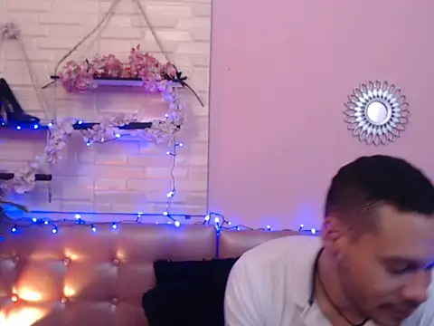 Snapshot of Aronandmoli69 chatting on April 15, 2026, 11:49 am Aronandmoli69 online show from April 15, 2026, 11:49 am